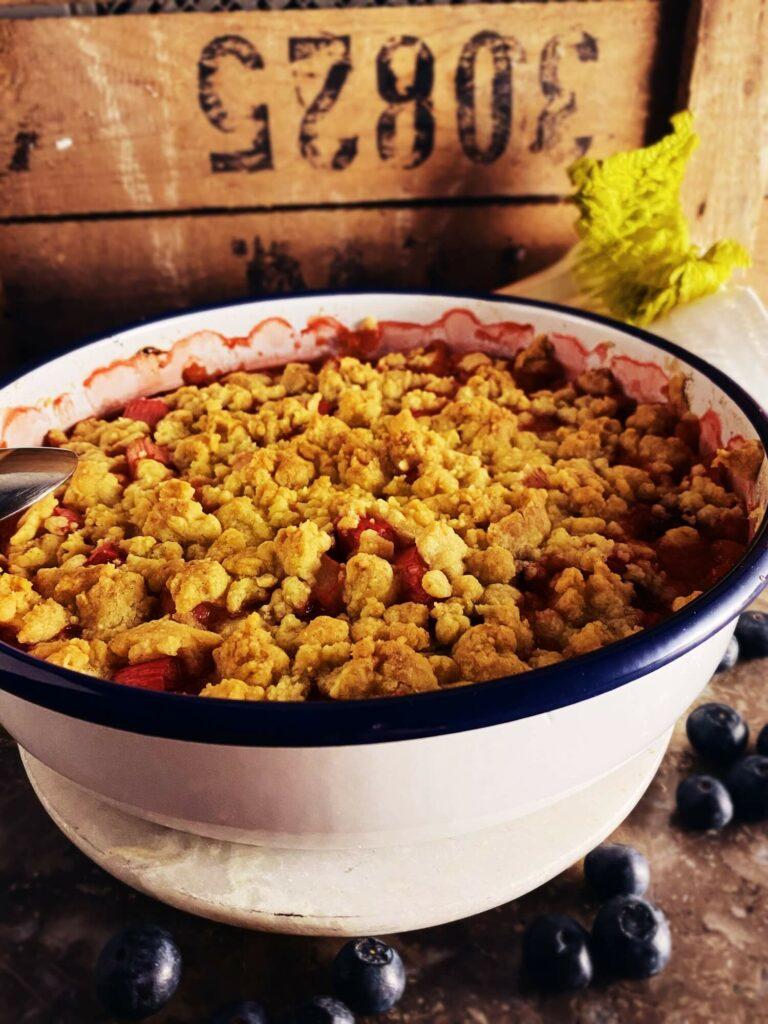 Fertiger Rhababer-Erdbeer-Crumble in der Auflaufform