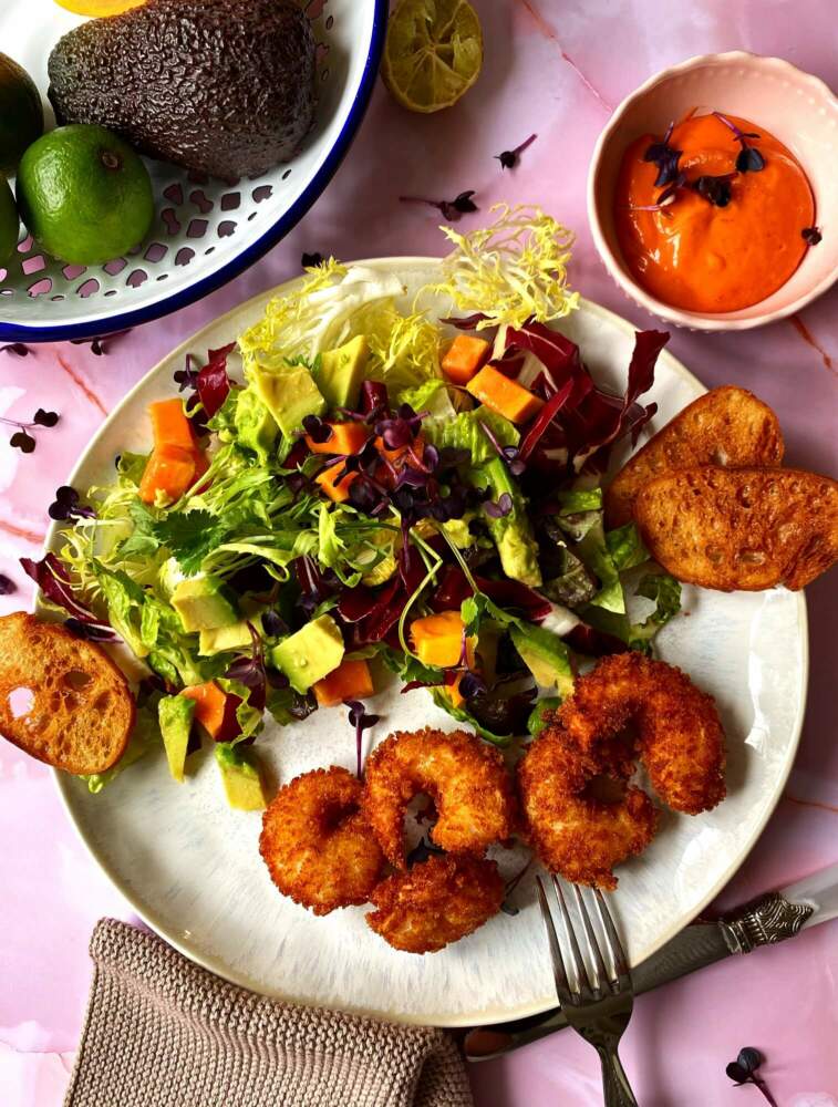 Karibischer Salat mit Panko Shrimps