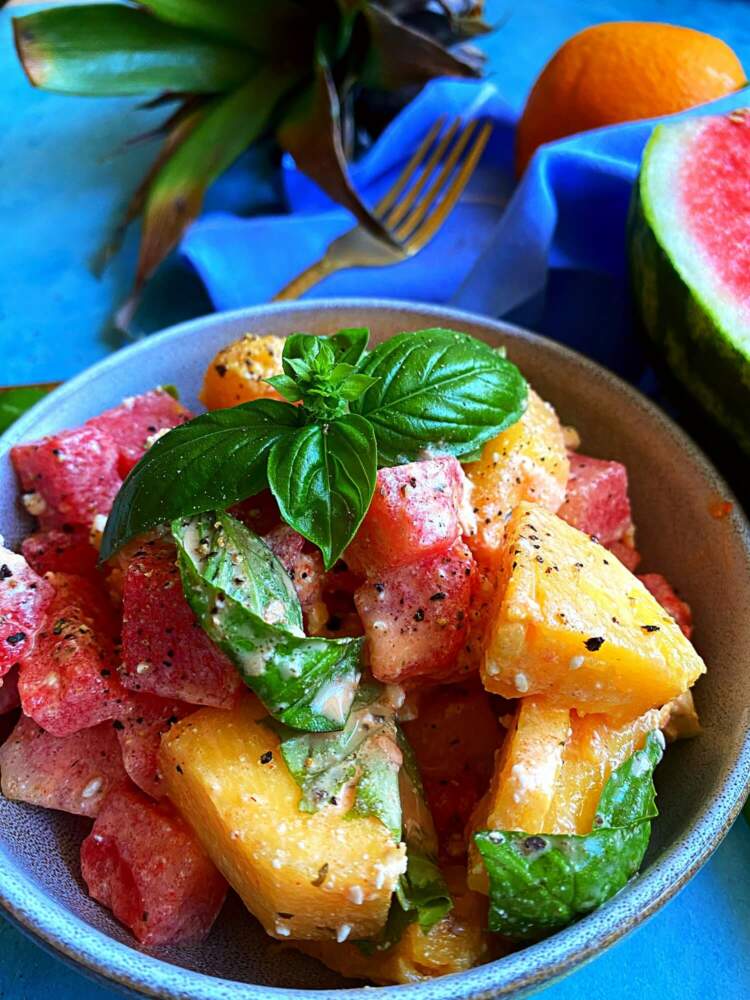 Wassermelone Ananas Salat mit Schafskaese