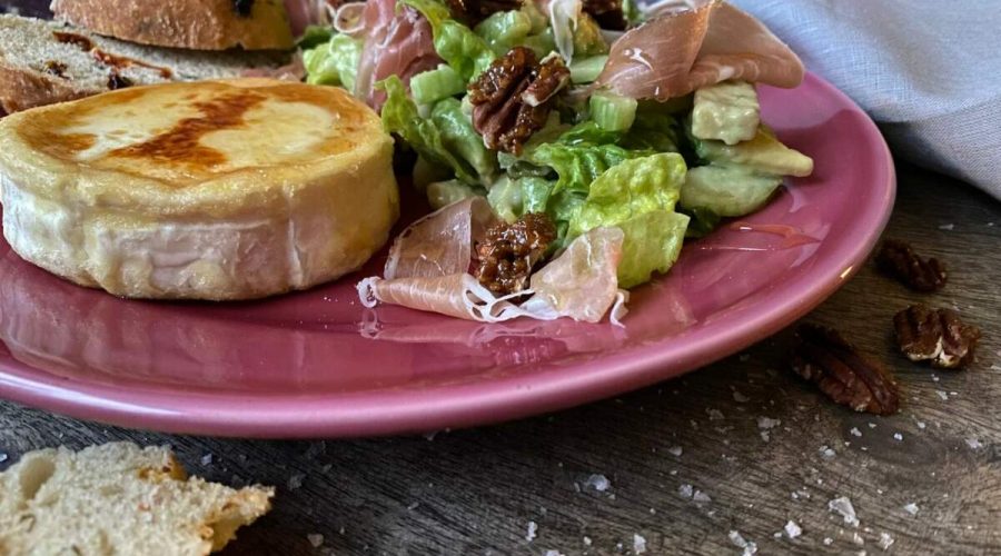 Salat mit gegrilltem Ziegenkäse Birne und Parmaschinken